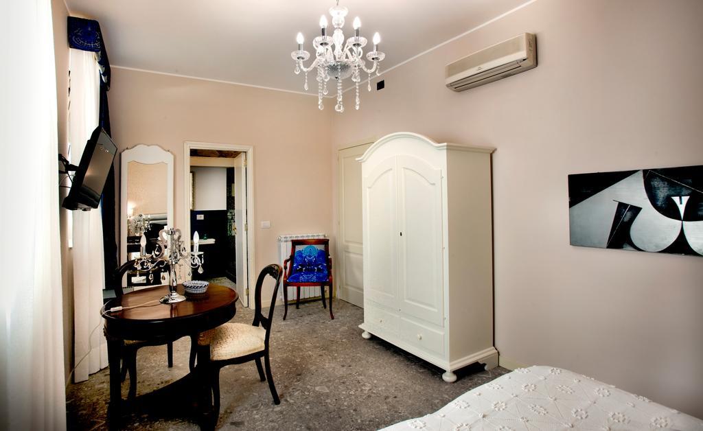 Porta Di Mezzo Luxury Suites & Rooms Taormina Room photo