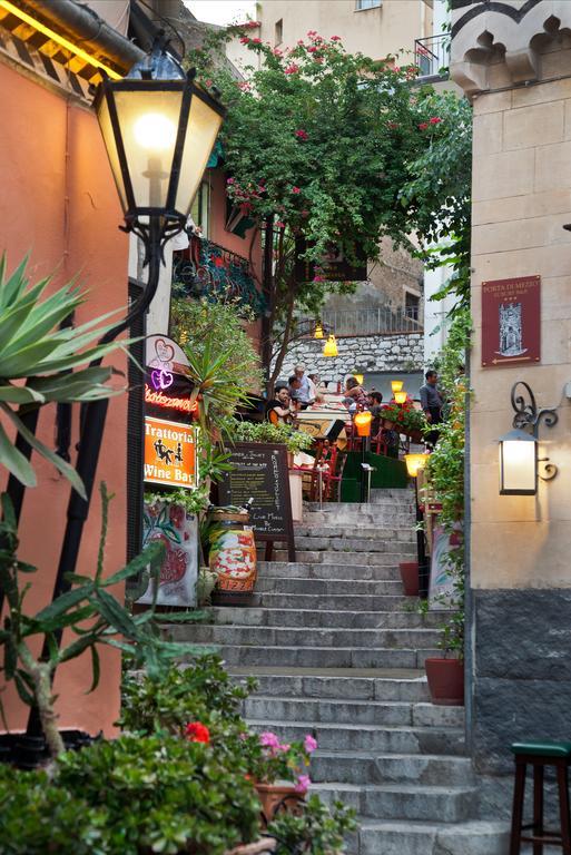 Porta Di Mezzo Luxury Suites & Rooms Taormina Exterior photo
