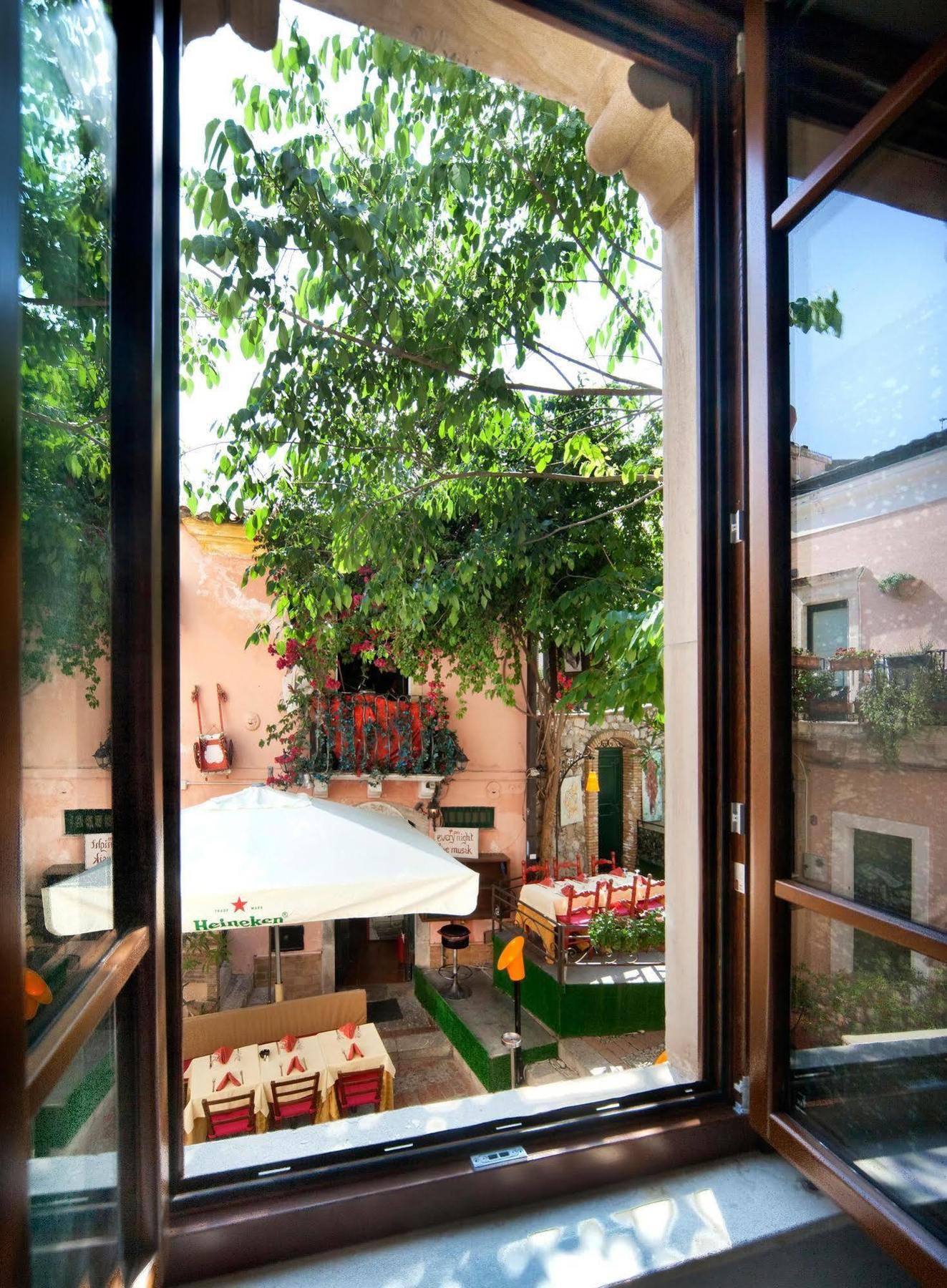 Porta Di Mezzo Luxury Suites & Rooms Taormina Exterior photo
